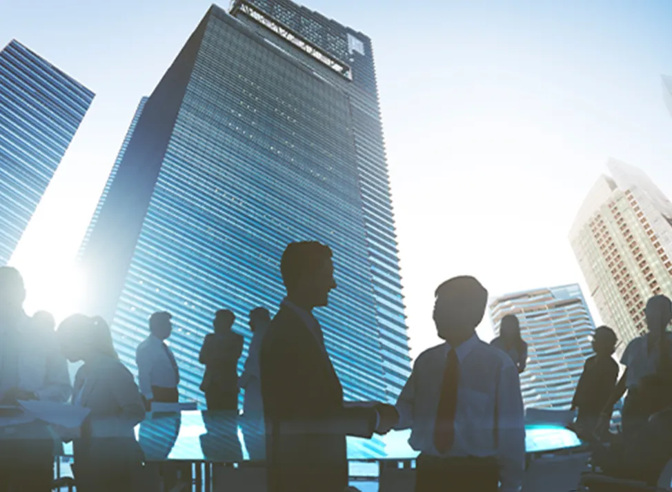 ビルの前で握手を交わす弁護士