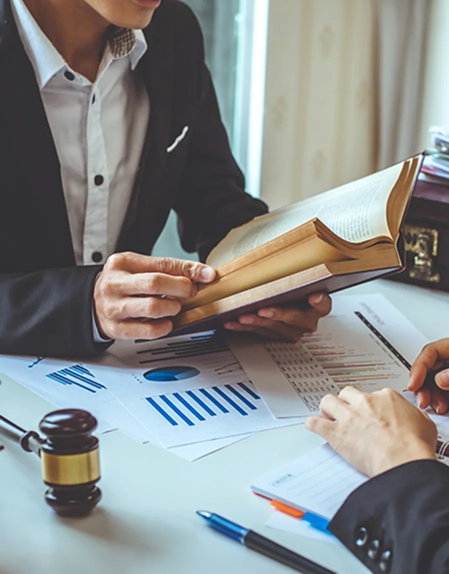 調べ物をする弁護士