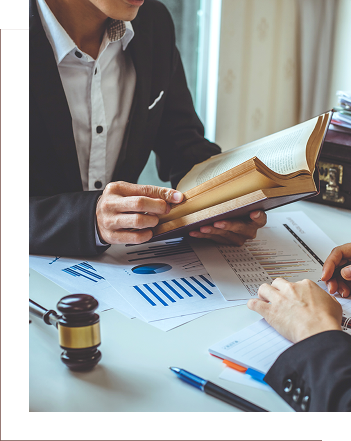 調べ物をする弁護士