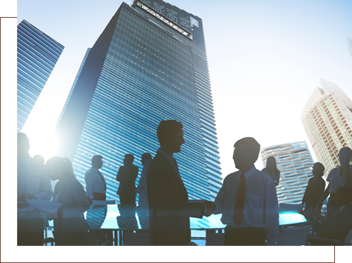 ビルの前で握手を交わす弁護士