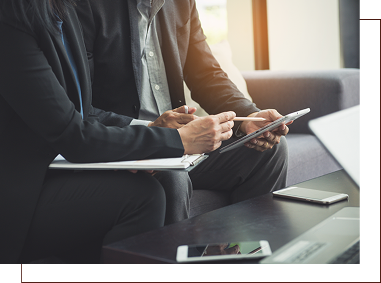 書類に書き込むビジネスマン