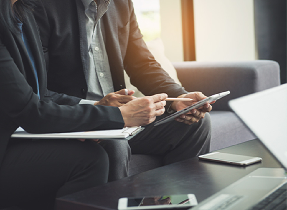 書類に書き込むビジネスマン